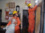 EVN Hanoi sửa chữa và lắp đặt đèn điện miễn phí cho 2.100 hộ dân nghèo
